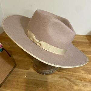 NWT lack of color wool hat in size L (59 cm)